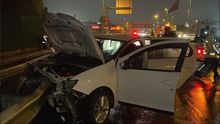 Eyüpsultan'da feci kaza! Otomobil bariyerlere çarptı: 3 yaralı