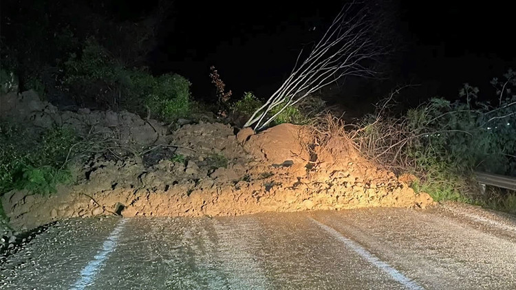 Adana'da heyelan nedeniyle yol kapandı