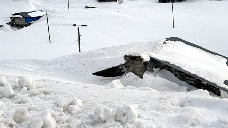 Bölge kara gömüldü: Takvimler 'ilkbahar' ama zemheri kışı yaşıyorlar