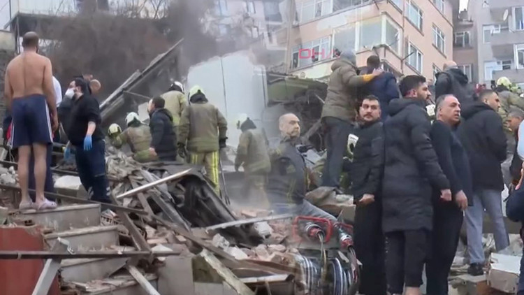 Son dakika: Fatih'te bina çöktü