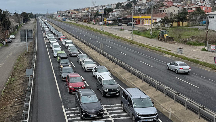 Tatilin son gününde İstanbul yolunda yoğunluk: Saat 01.00'e kadar kısıtlama getirildi