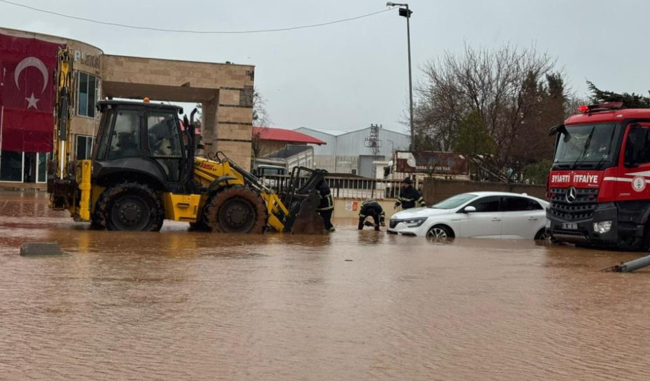 Sağanak yağış Güneydoğu'yu vurdu: Yollar sokaklar sel altında kaldı!