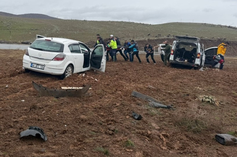 Bingöl’de hafif ticari araçla otomobil çarpıştı: 1’i ağır, 13 yaralı