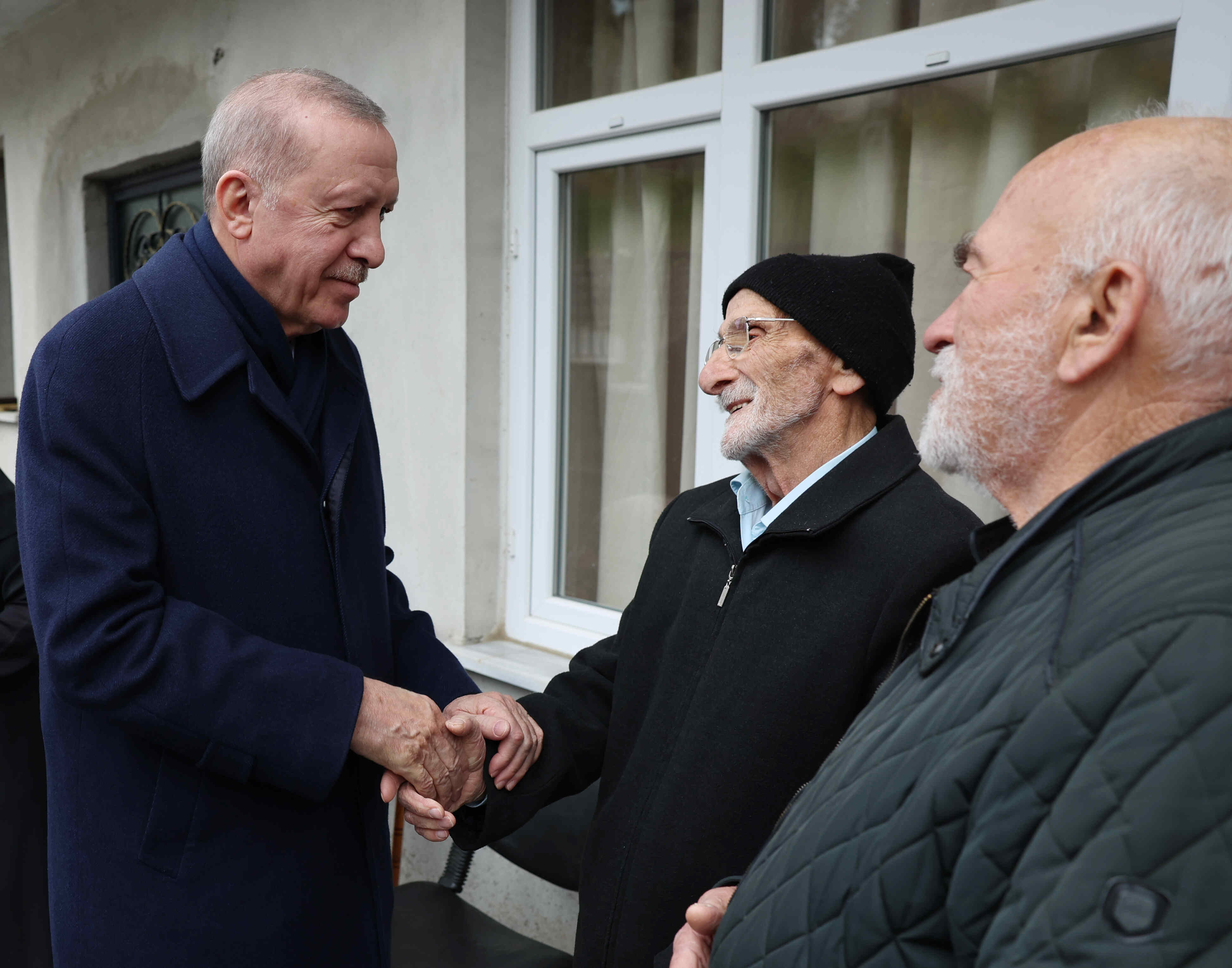 Cumhurbaşkanı Erdoğan, Rize'de komşularıyla bayramlaştı