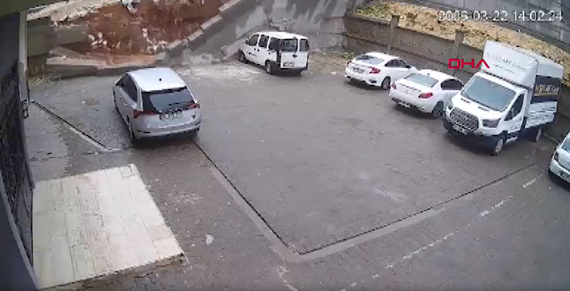 Şanlıurfa’da sağanak: cadde ve sokaklar göle döndü