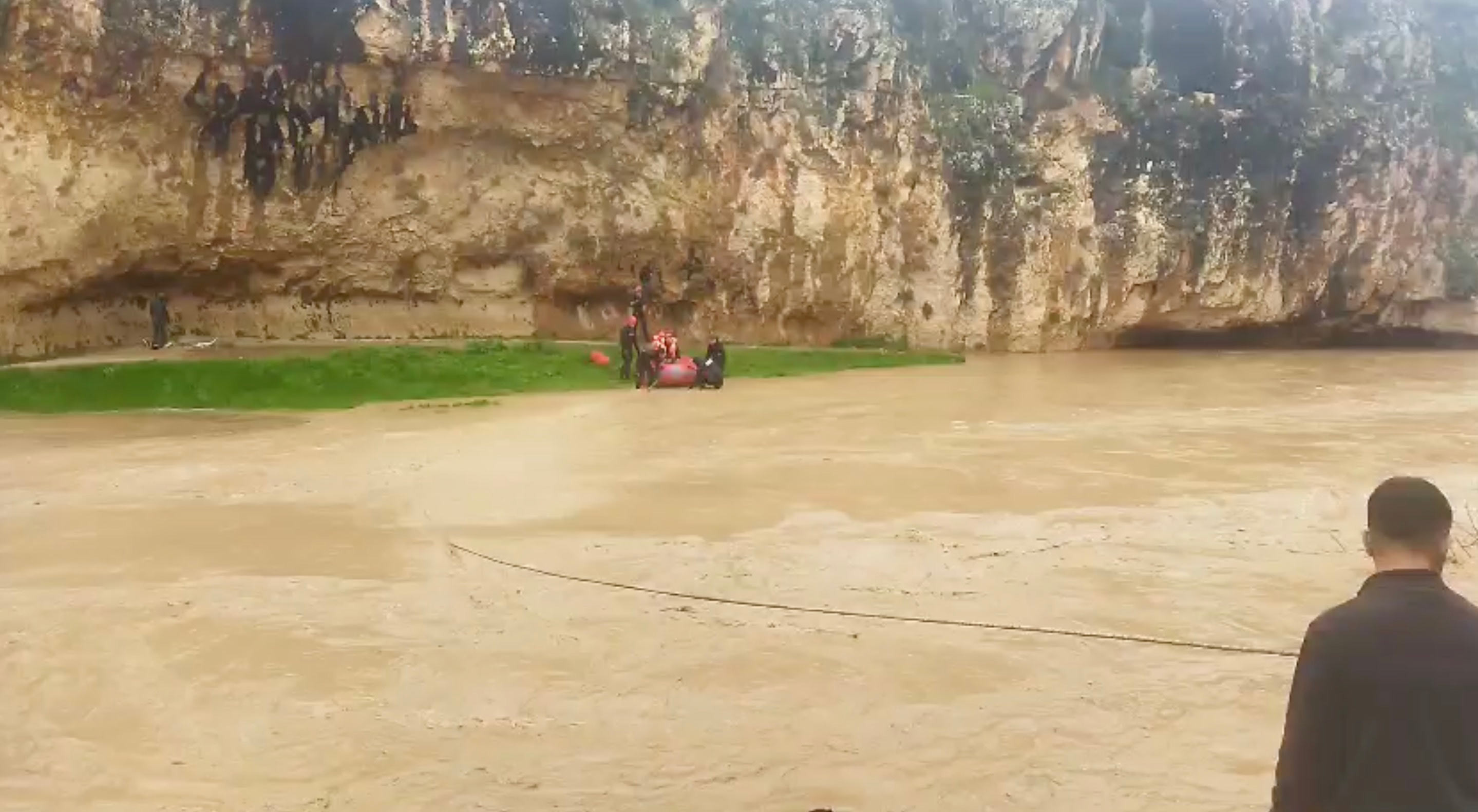Doğu ve Güneydoğu'yu sel ve sağanak vurdu... Eğitime ara verildi
