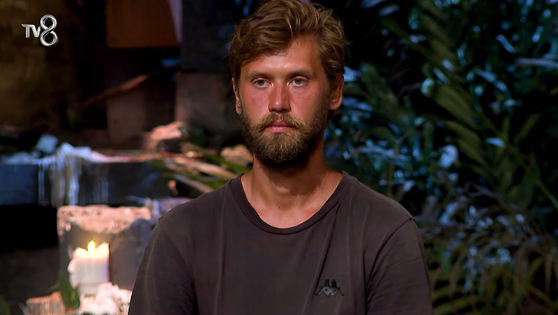 SURVIVORDA BU HAFTA KİM ELENDİ, KİM GİTTİ (22 Mart 2026 Pazar) | Dün akşam Survivorda düelloyu ve sembol oyununu kim kazandı, Engincan mı Serhan mı elendi Ada konseyi kararını verdi... İşte Survivora veda eden isim