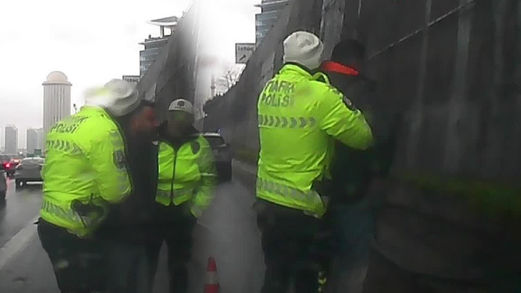 Emniyet şeridinde şoke eden anlar: Polisler anında müdahale etti | 'Verilmiş sadakamız varmış'