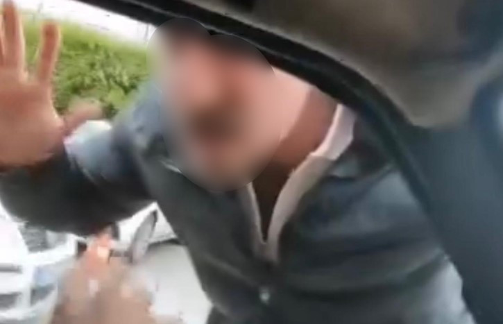 Sürücüye ailesinin yanında saldırı anı saniye saniye kamerada