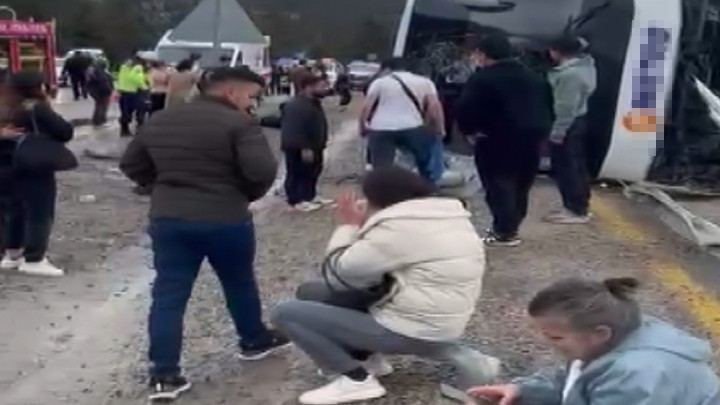 Konya-Antalya kara yolunda yolcu otobüsü devrildi: Yaralılar var