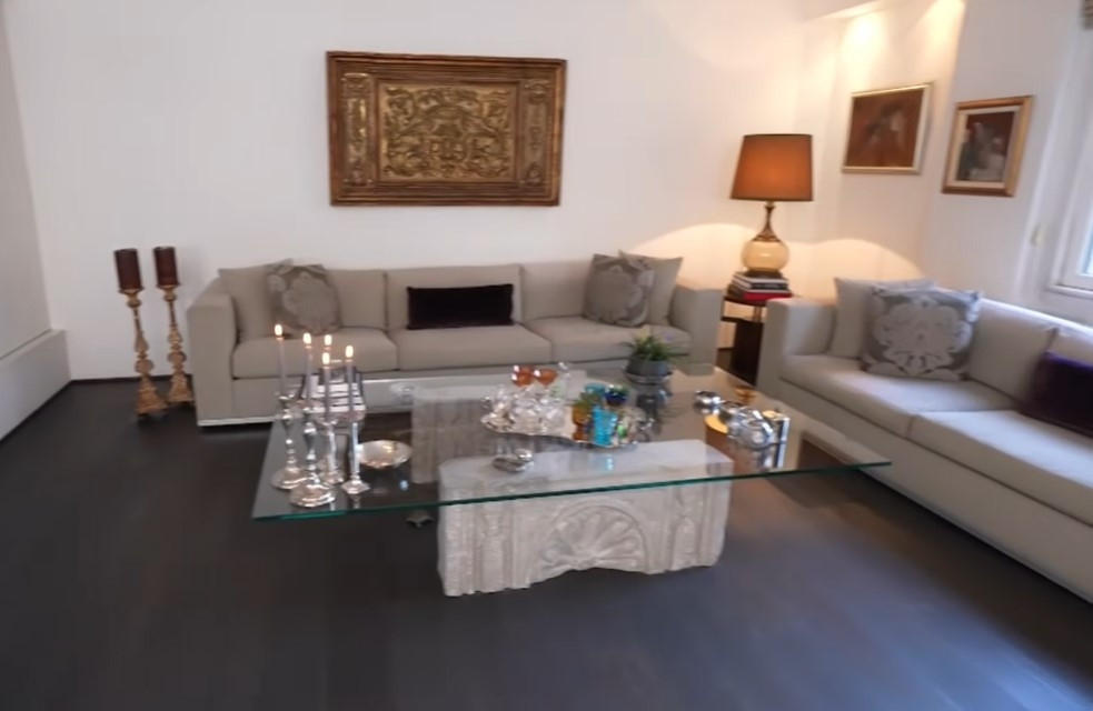 Sadelik ve düzen ön planda.... Nebahat Çehre evinin kapılarını açtı