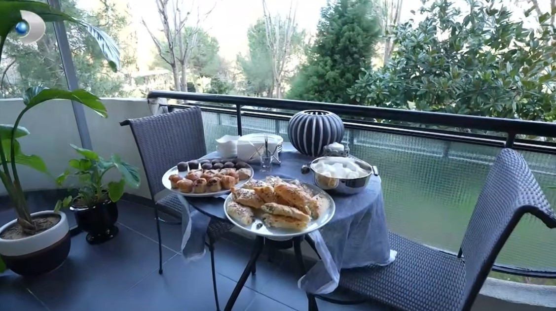 Sadelik ve düzen ön planda.... Nebahat Çehre evinin kapılarını açtı