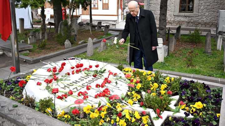 MHP lideri Bahçeli, Muhsin Yazıcıoğlu'nun kabrini ziyaret etti