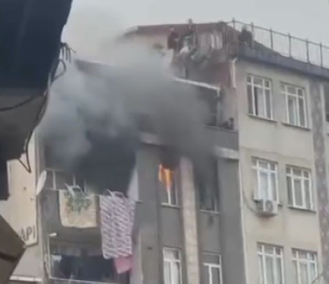 Küçükçekmece'de beş katlı binada yangın: 5 kişi dumandan etkilendi