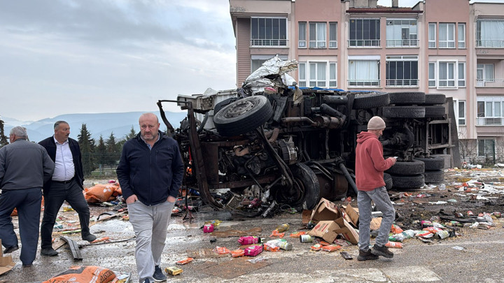 Samsun'da kamyon, 4 araca çarptı: 10'u öğrenci 19 kişi yaralandı