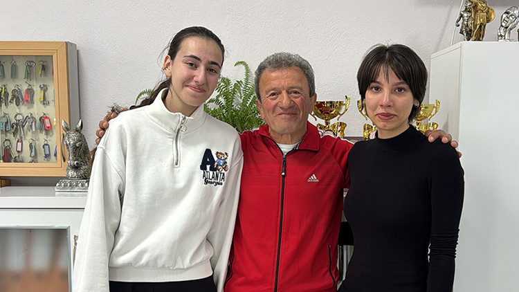 Türkiye'nin en seçkin 10 öğretmeninden biriydi: Mesleğine veda etti, öğrencileri gözyaşlarını tutamadı