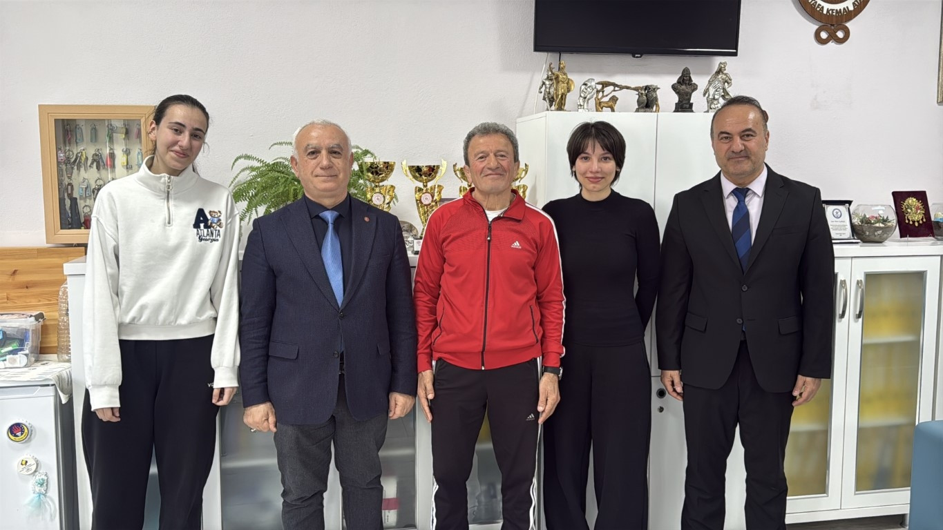  Mesleğine veda etti, öğrencileri gözyaşlarını tutamadı
