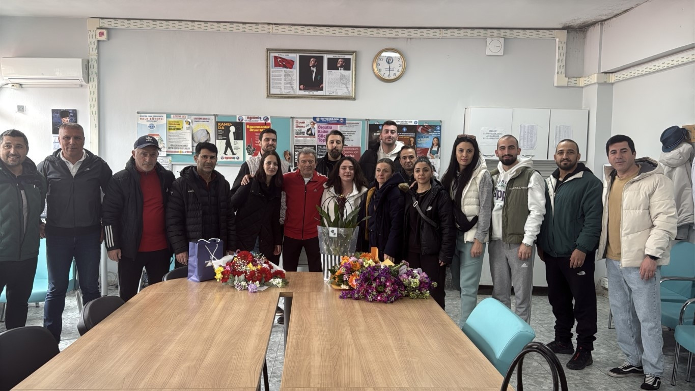  Mesleğine veda etti, öğrencileri gözyaşlarını tutamadı