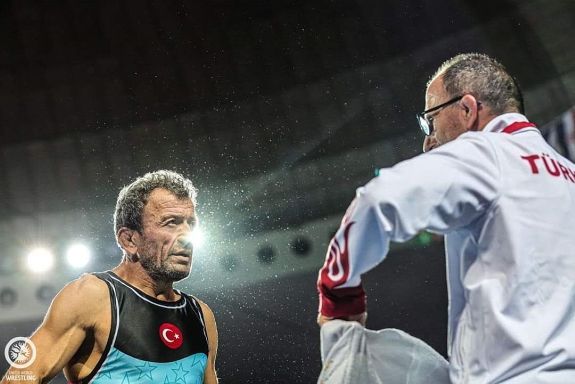  Mesleğine veda etti, öğrencileri gözyaşlarını tutamadı