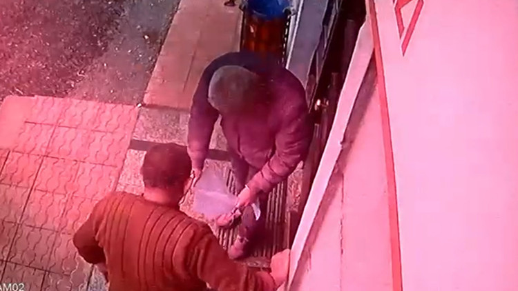 Sağlık ocağına ayağındaki çizmeleri çıkararak girdi