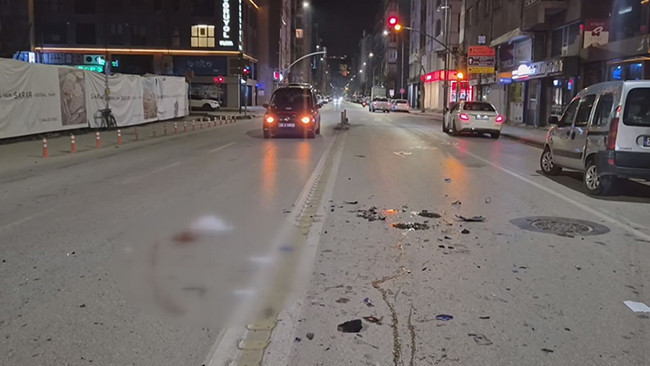 Eskişehir'de motosiklet ile hafif ticari araç çarpıştı: 1'i ağır 2 yaralı