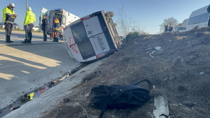 Çanakkale'de yolcu minibüs ile otomobil çarpıştı: 8 yaralı