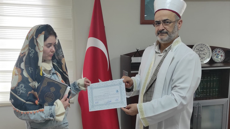 Rus genç kadın Müslüman oldu, ismini değiştirdi