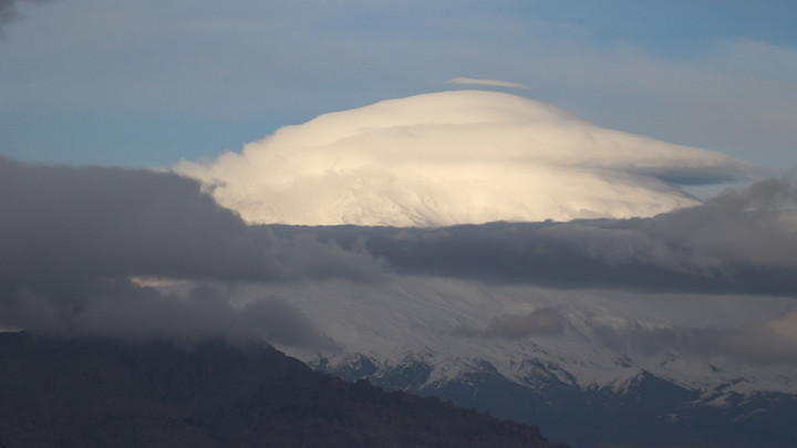 Mercek bulutu, Ağrı Dağı'nın zirvesinde güzel görüntüler oluşturdu