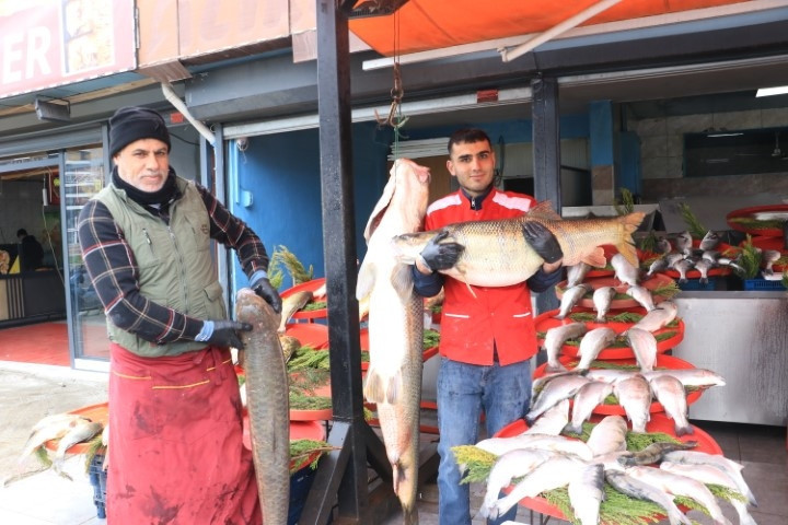 Munzur Çayında yakaladı; sosyal medyada paylaştıktan sonra sattı