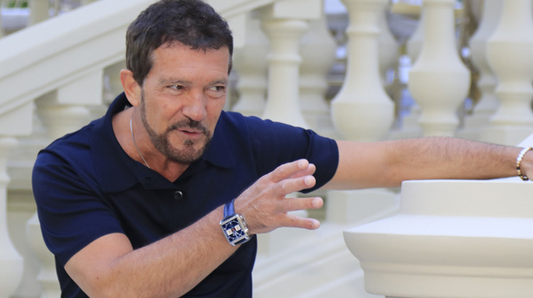 Lüks malikanesi, gösterişli bir kır evi, özel jeti vardı... Kalp krizi ünlü oyuncunun hayatını değiştirdi... Hepsini satıp küçük bir apartman dairesinde gerçek mutluluğu buldu