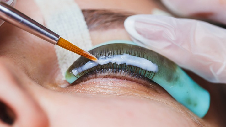 Kirpik uzatma işlemleri göz sağlığını etkileyebilir