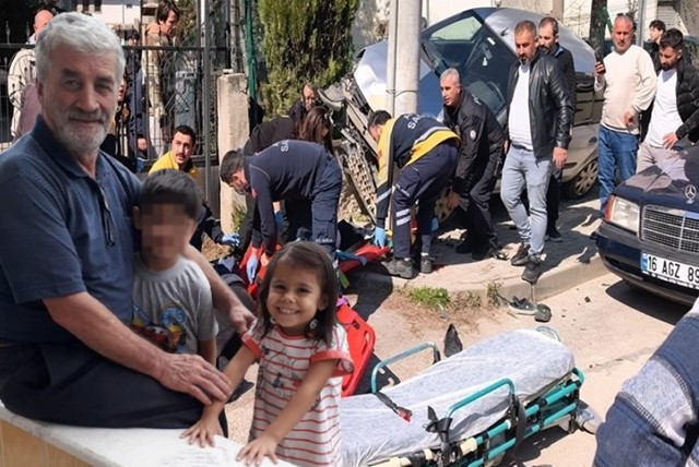 El freni çekilmeyen otomobilin çarptığı Öykü’nün ardından dedesi de kurtarılamadı