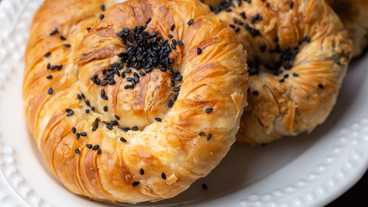 Baklavalık yufkadan peynirli börek tarifi