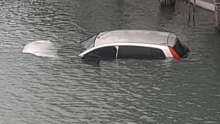 Antalya'da otomobil dereye uçtu! Araçtaki 3 kişi kendi imkanlarıyla kurtuldu