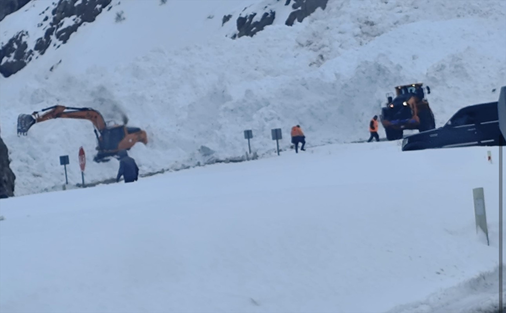  Çok sayıda araç mahsur kaldı Dağdan duman yükseldiğini gördüm