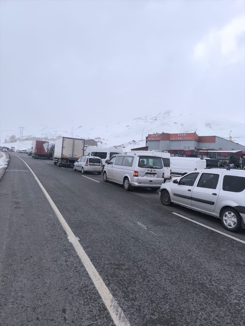  Çok sayıda araç mahsur kaldı Dağdan duman yükseldiğini gördüm
