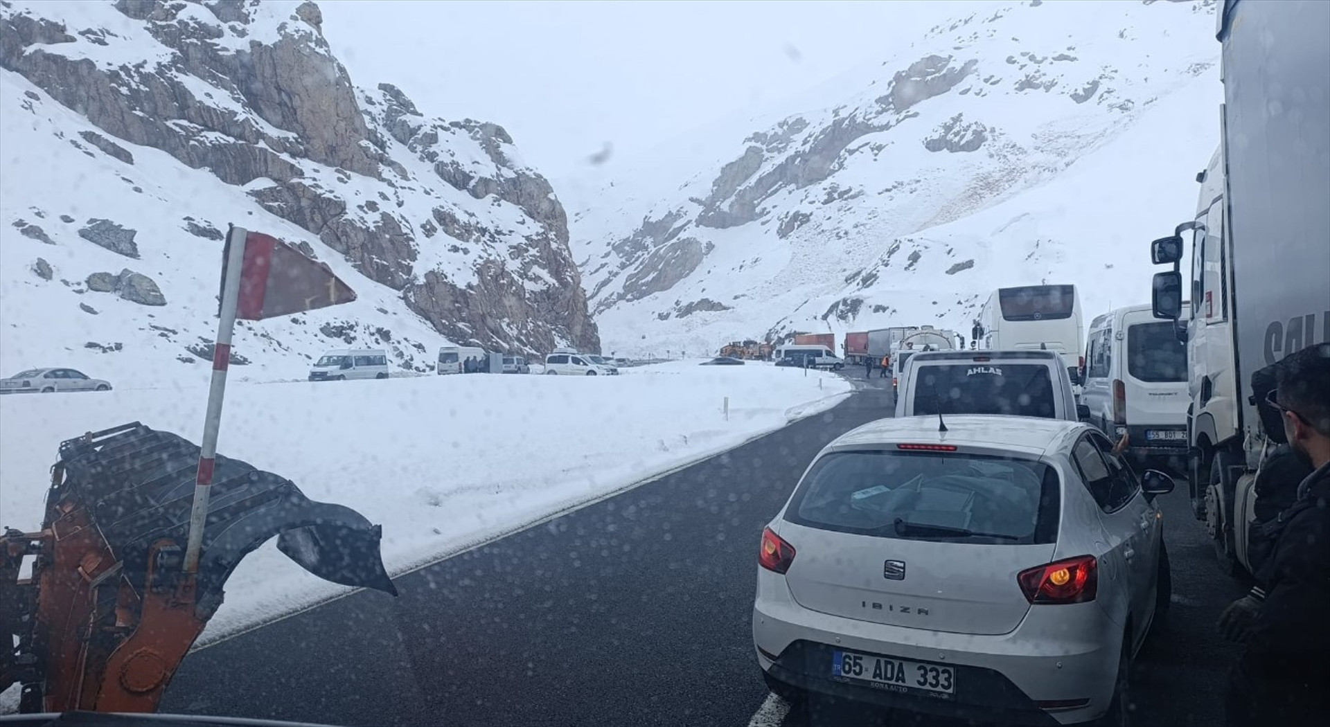  Çok sayıda araç mahsur kaldı Dağdan duman yükseldiğini gördüm