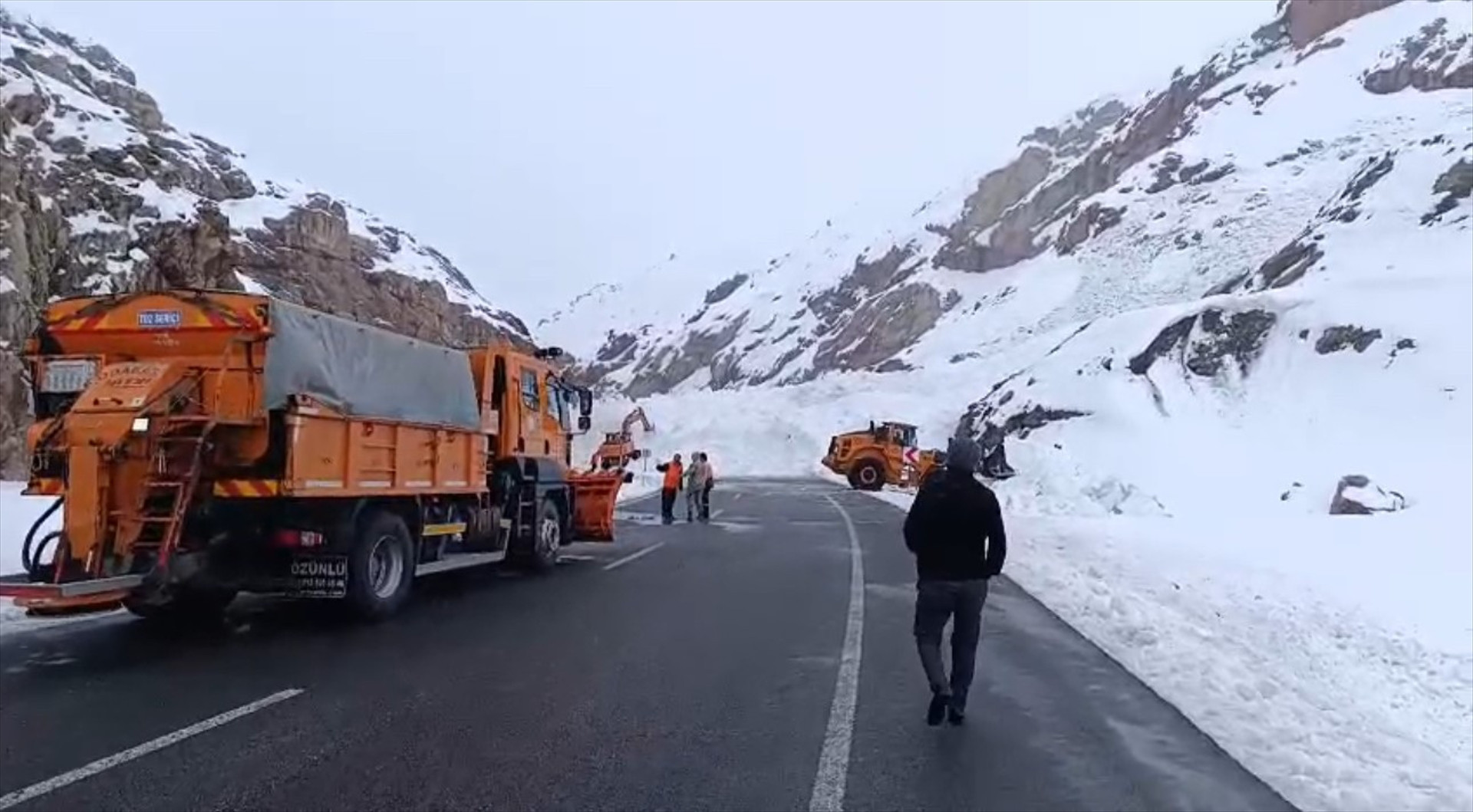  Çok sayıda araç mahsur kaldı Dağdan duman yükseldiğini gördüm