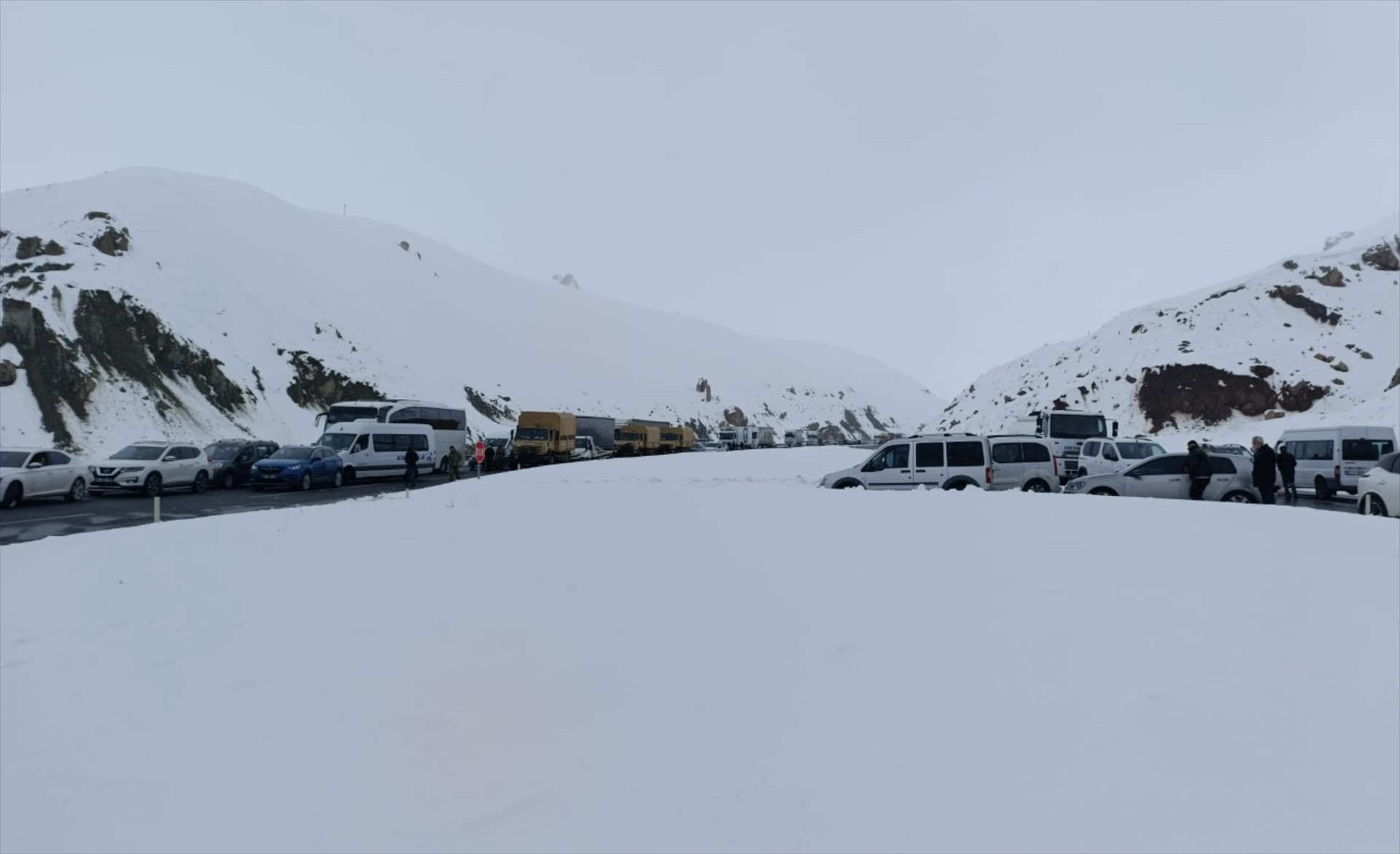  Çok sayıda araç mahsur kaldı Dağdan duman yükseldiğini gördüm