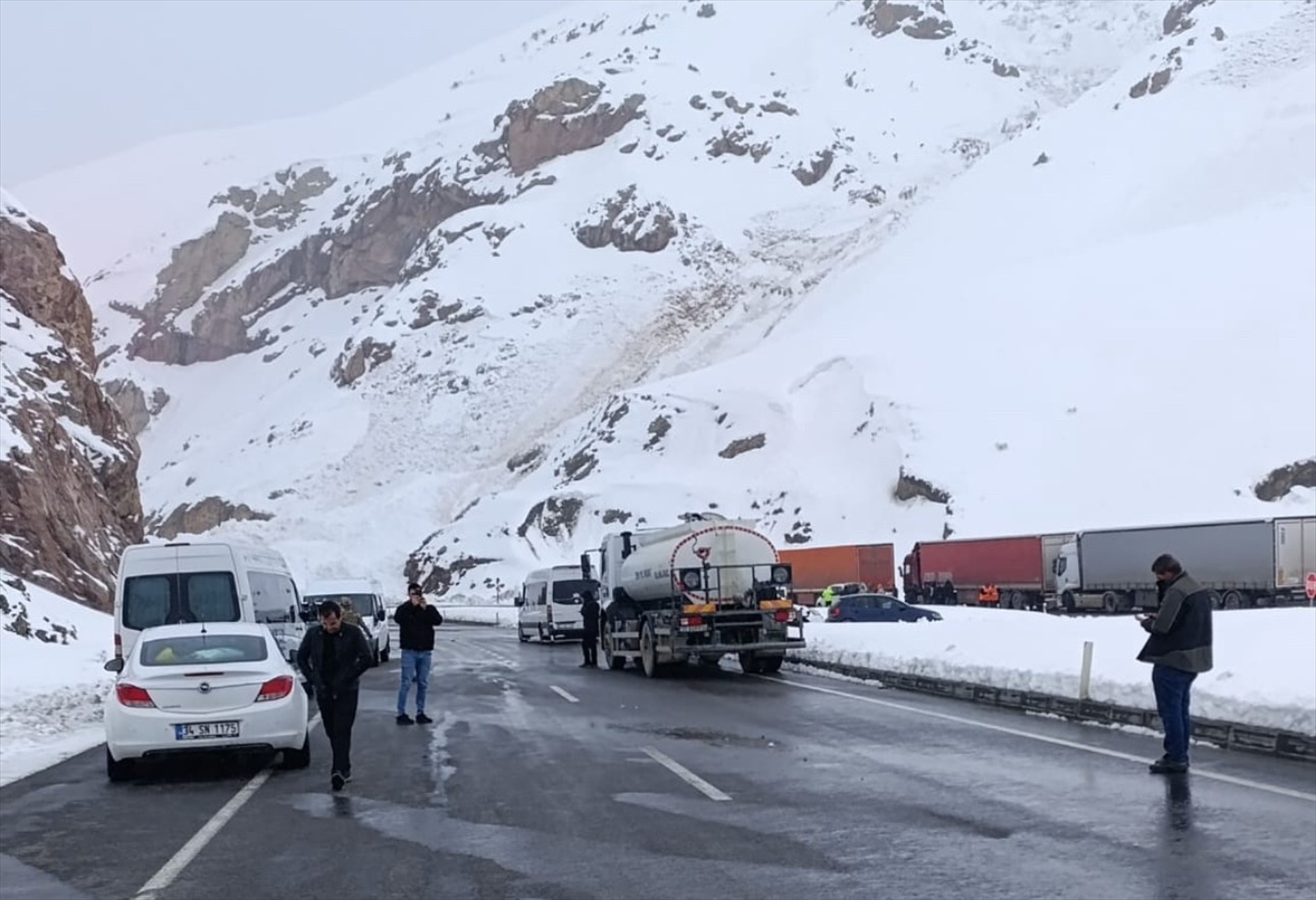  Çok sayıda araç mahsur kaldı Dağdan duman yükseldiğini gördüm
