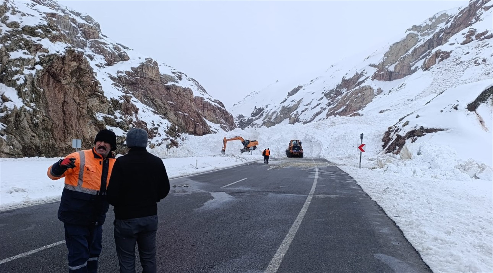  Çok sayıda araç mahsur kaldı Dağdan duman yükseldiğini gördüm