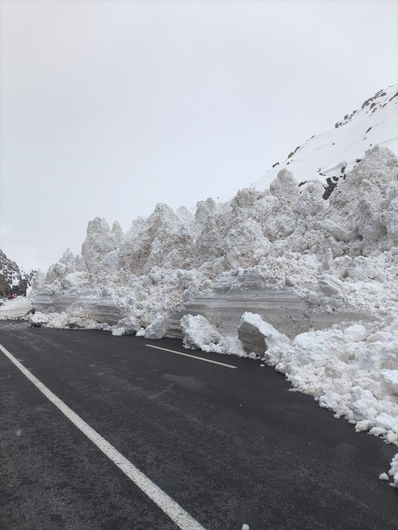 Çok sayıda araç mahsur kaldı Dağdan duman yükseldiğini gördüm