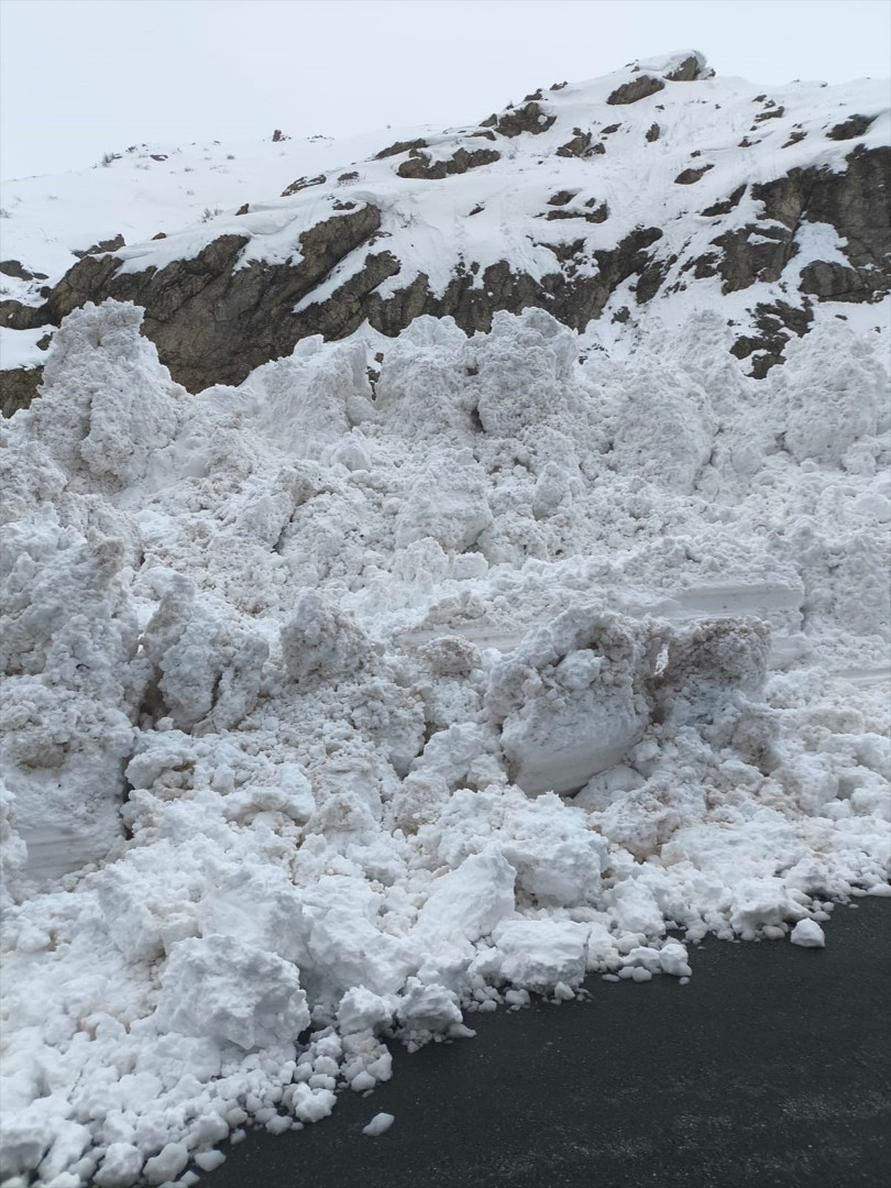  Çok sayıda araç mahsur kaldı Dağdan duman yükseldiğini gördüm