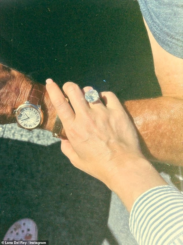 Sürpriz evliliği herkesi şaşırtmıştı… Ünsüz kocasıyla öyle mutlu ki Sürpriz evliliği herkesi şaşırtmıştı… Ünsüz kocasıyla öyle mutlu ki