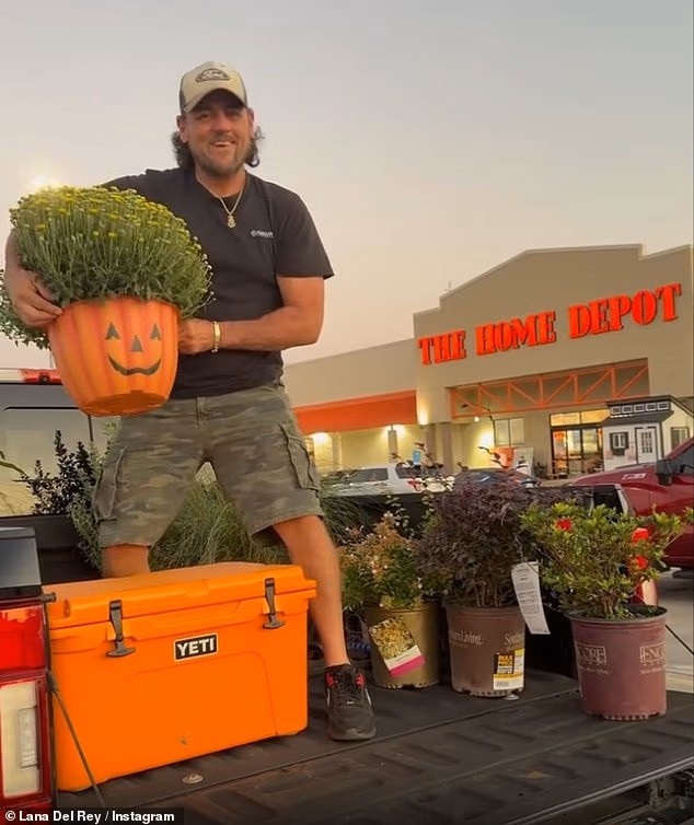 Sürpriz evliliği herkesi şaşırtmıştı… Ünsüz kocasıyla öyle mutlu ki Sürpriz evliliği herkesi şaşırtmıştı… Ünsüz kocasıyla öyle mutlu ki