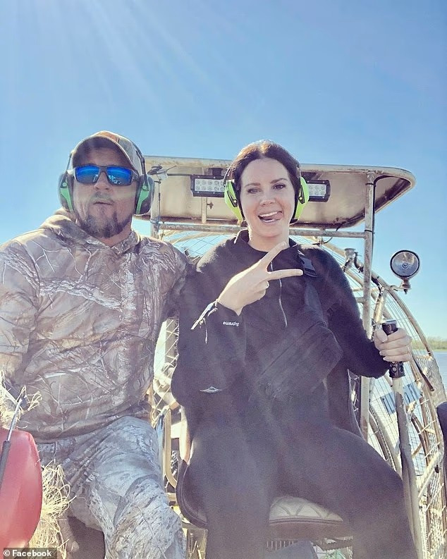 Sürpriz evliliği herkesi şaşırtmıştı… Ünsüz kocasıyla öyle mutlu ki Sürpriz evliliği herkesi şaşırtmıştı… Ünsüz kocasıyla öyle mutlu ki