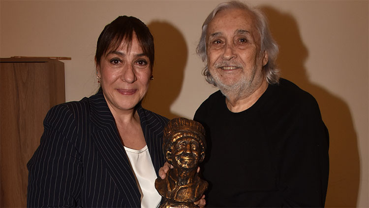 Dümbüllü ödülü Binnur Kaya'ya verildi