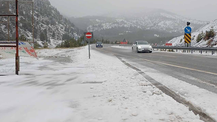 İki ili birbirine bağlayan yolda kar sürprizi: Sürücüler zor anlar yaşadı