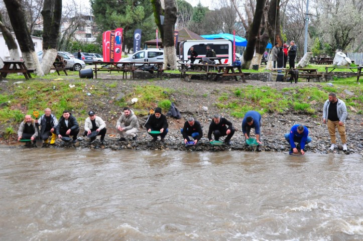 Türkiyenin dört bir yanından gelip altın arıyorlar | Devletin izin verdiği alanlardan topluyoruz