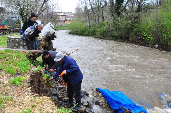 Türkiyenin dört bir yanından gelip altın arıyorlar | Devletin izin verdiği alanlardan topluyoruz